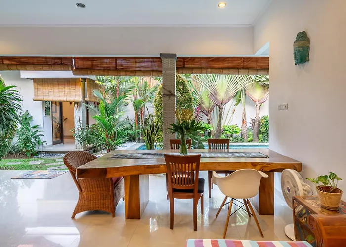 Tranquil Near Berawa Beach-shared Pool & Kitchen Habitación en casa particular Canggu