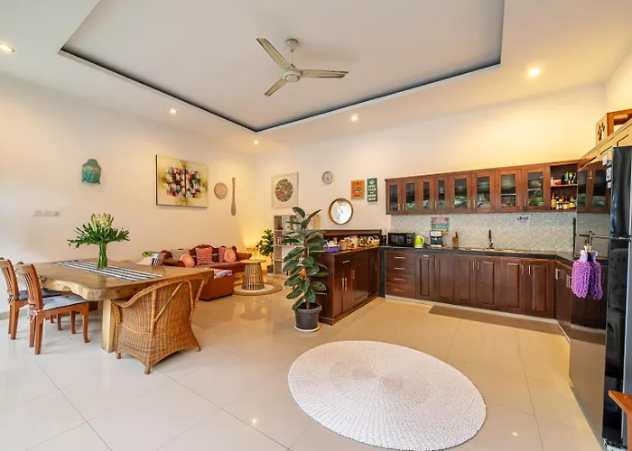 Tranquil Near Berawa Beach-shared Pool & Kitchen Habitación en casa particular Canggu