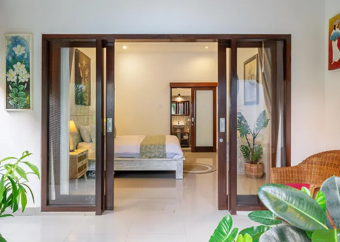 Tranquil Near Berawa Beach-shared Pool & Kitchen Habitación en casa particular *